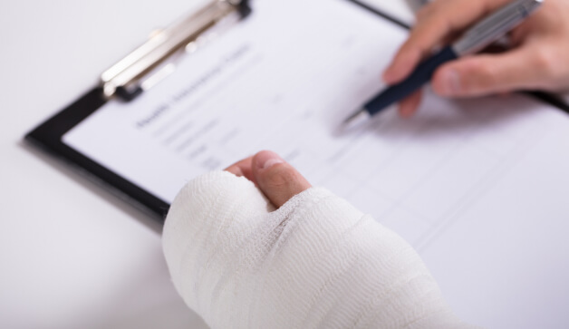 ¿Qué debo llevar a la consulta con mi abogado de demanda por accidente?