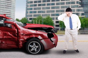 Fui lastimado en un accidente de auto pero no tengo licencia de conducir. ¿Aun puedo demandar al la compañía de seguros del conductor culpable?