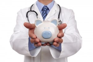 ¿Tiene la compañía de seguros la responsabilidad de pagar los gastos médicos mas interéses?