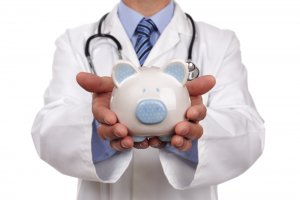 ¿Tiene la compañía de seguros la responsabilidad de pagar los gastos médicos mas interéses?