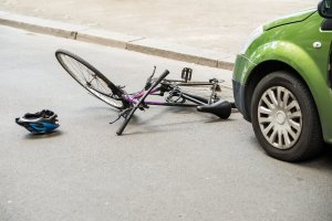 Un auto me pegó cuando estaba montado en mi bicicleta. ¿Cuáles son mis opciones legales?