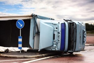 Accidente de Camion al dar la vuelta | The Law Office of Hilda Sibrian