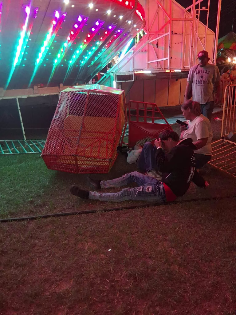 Dos pasajeros recibieron lesiones graves despues montando un atracción a la carnaval de Livingston.